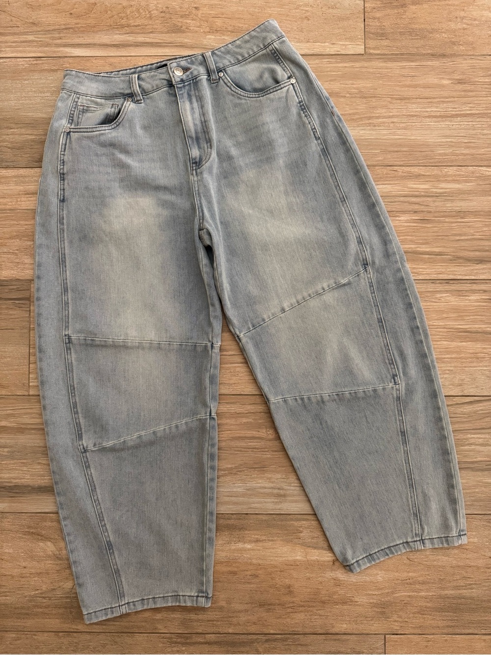 BCBGeneration Light Blue Rosie Wash Barrel Leg Jean Size 9/29
